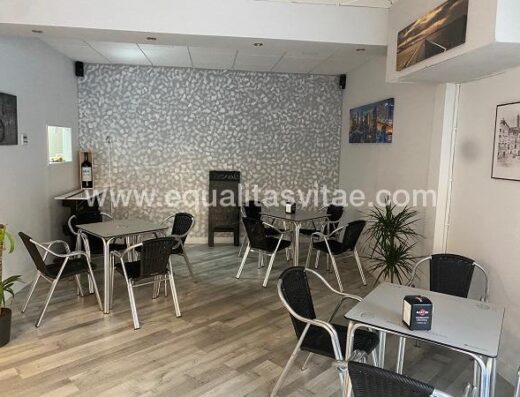 Interior del bar, mesas que permiten acercamiento frontal en silla de ruedas.