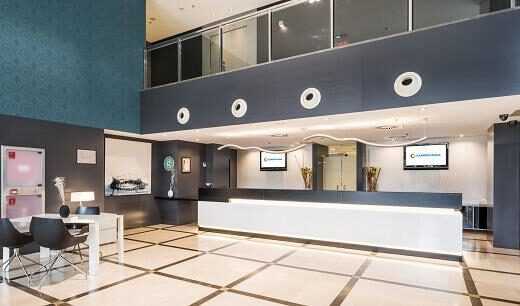 Recepción con mostrador adaptado. Imagen facilitada por ILUNION hotels.