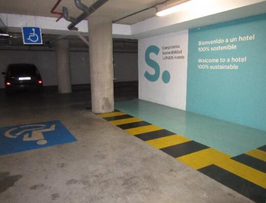 Aparcamiento con plazas reservadas para PMR. Imagen facilitada por ILUNION Hotels.