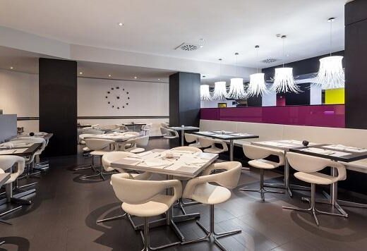Mesas restaurante desayunador. Imagen facilitada por ILUNION Hotels.