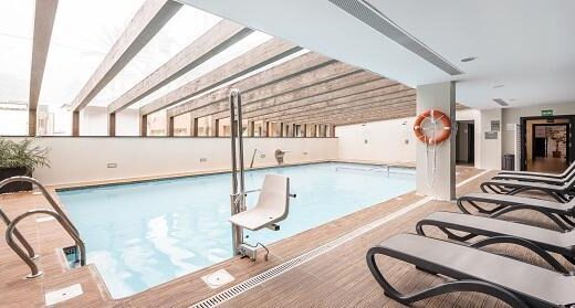 Piscina cubierta con grúa. Imagen facilitada por ILUNION Hotels.
