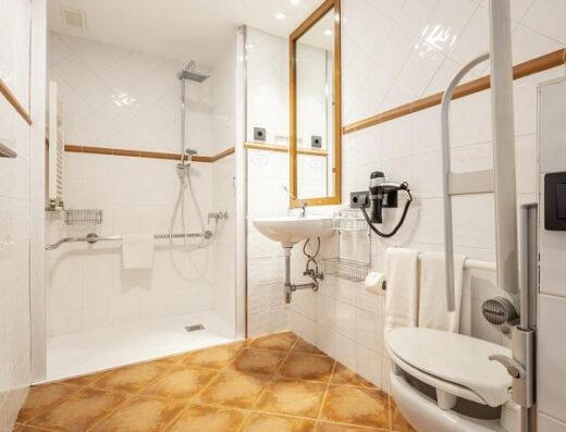 Interior de baño adaptado de la habitación. Imagen facilitada por ILUNION Hotels.