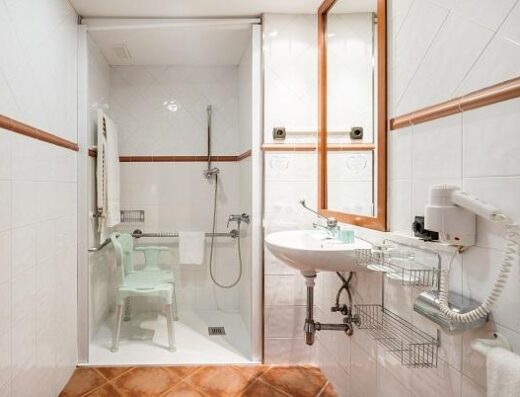 Ducha a cota cero con asiento móvil. Imagen facilitada por ILUNION Hotels.
