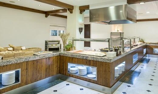 Barra buffet. Imagen facilitada por ILUNION Hotels.