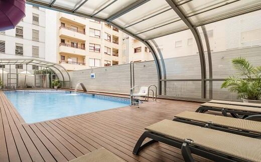 Piscina accesible a través de grúa. Imagen facilitada por ILUNION Hotels.