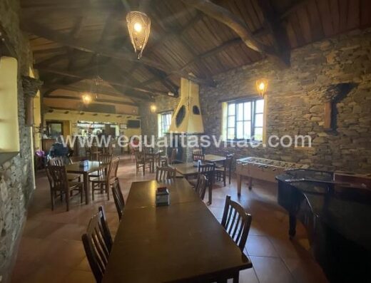 Interior del restaurante con amplitud en su espacio.