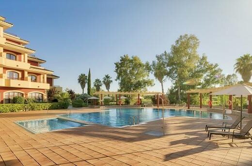 Piscina exterior accesible. Imagen facilitada por ILUNION Hotels.