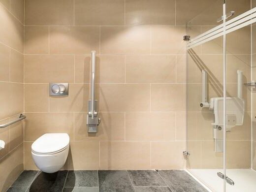 Baño adaptado de habitación accesible. Imagen facilitada por Ilunion Hotels.