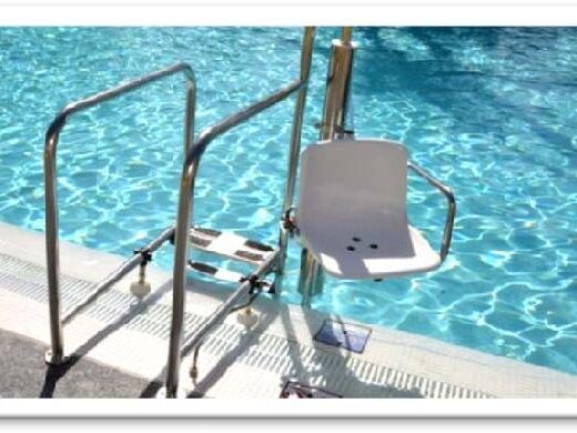 Grúa para acceso a la piscina. Imagen facilitada por Adrian Hoteles.