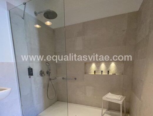 Ducha a cota cero el baño accesible de la habitación.