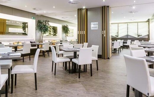 Las mesas permiten acercamiento frontal en silla de ruedas. Imagen facilitada por ILUNION Hotels.