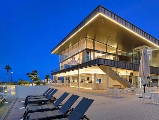 Zona solárium junto a la piscina exterior. Imagen facilitada por https://buitengewoonreizen.nl/