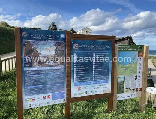 Paneles informativos de la playa.