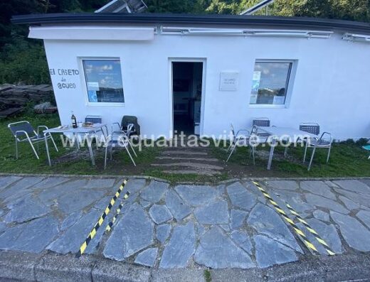 Acceso al establecimiento y terraza.