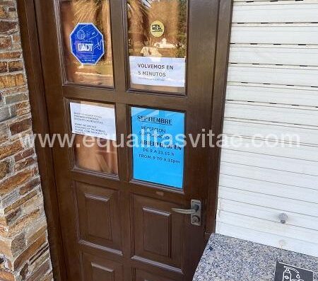 Puerta de acceso a recepción y supermercado.