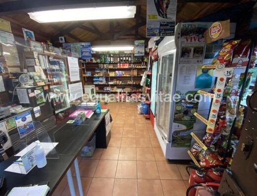 Interior recepción/tienda.