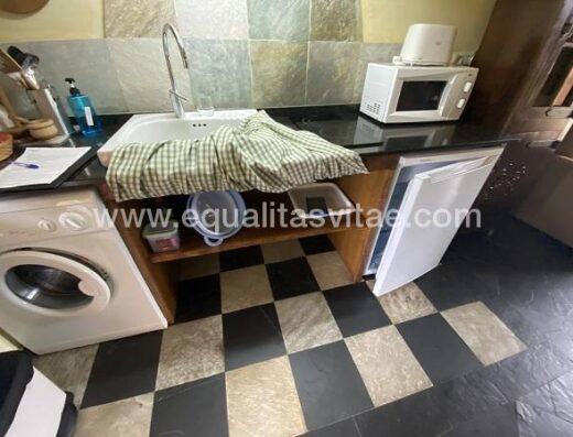 Cocina accesible, hueco inferior con balda extraíble para permitir el acceso frontal en silla de ruedas.