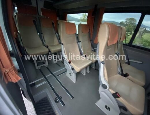 Interior de vehículo adaptado con plazas reservadas para PMR.