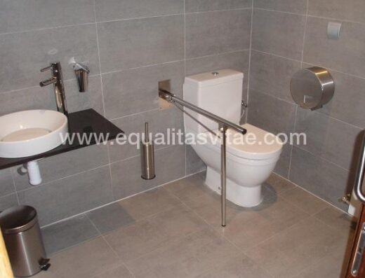 Baño adaptado en zonas comunes.
