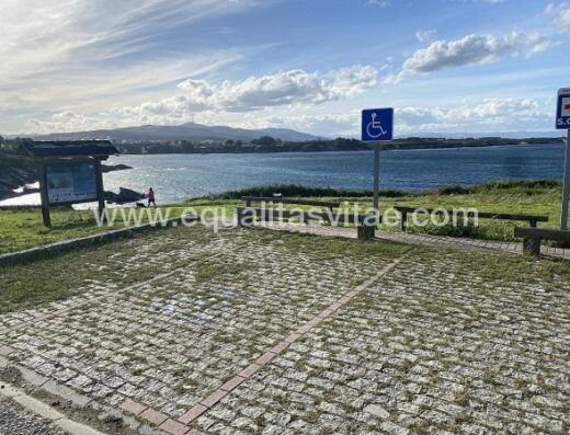 Aparcamiento con plazas reservadas para PMR.