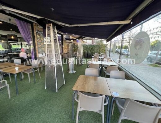 Terraza exterior cubierta.