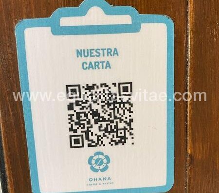 Código QR para descargar la carta en dispositivo móvil.