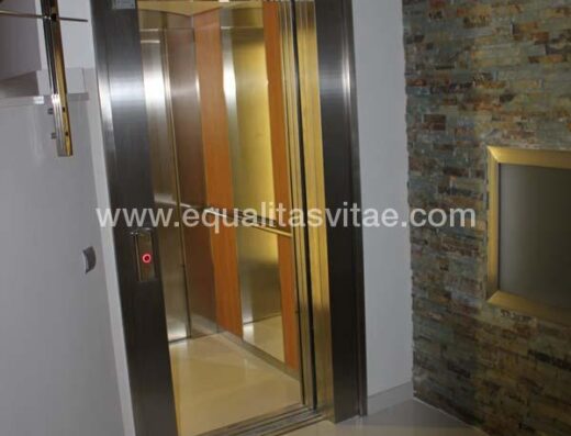 Ascensor que comunica todas las plantas del edificio