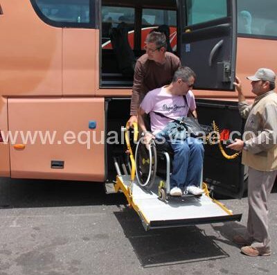 Autobús adaptado con plataforma elevadora para silla de ruedas en la Montaña del Fuego