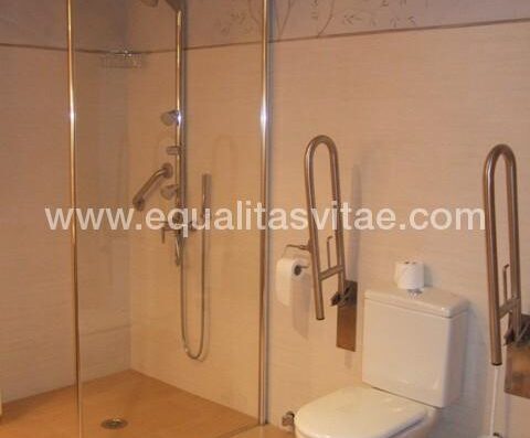 Baño accesible en habitación  discapacitados