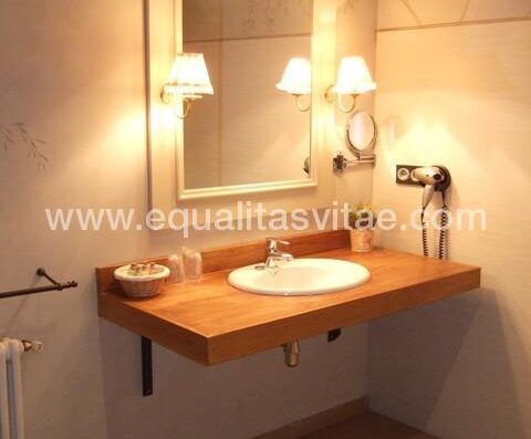 Lavabo accesible en la habitación adaptada