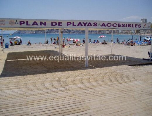 Zona de sombra en playa adaptada de Benidorm