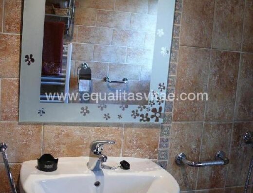 Lavabo sin pie para permitir el acceso frontal a usuarios de silla de ruedas