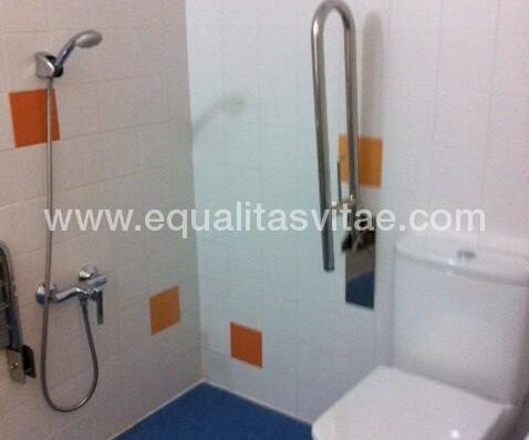 Baño adaptado para PMR en Hotel B&B Albacete