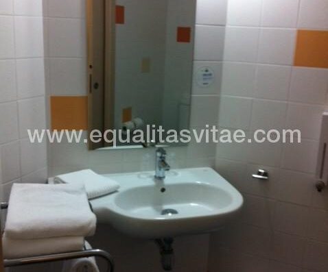 Baño adaptado para PMR en Hotel B&B Albacete