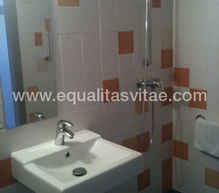 Ducha accesible en Hotel B&B Figueres