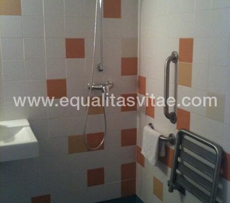 Ducha accesible en Hotel B&B Figueres