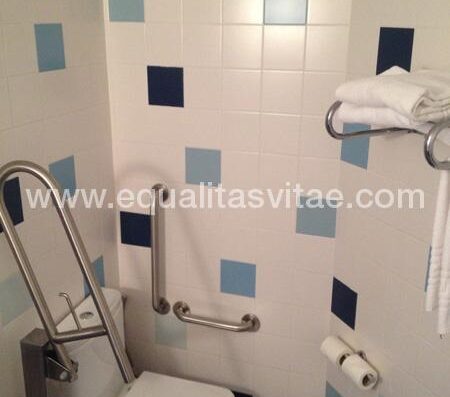 Baño adaptado para discapacitados en Hotel B&B Girona