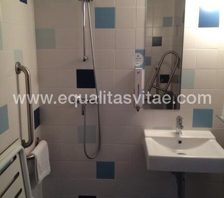 Ducha accesible en Hotel B&B Girona