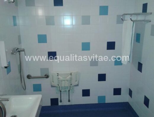 Ducha accesible en Hotel B&B Granada