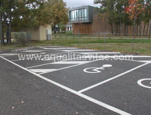 Plazas de aparcamiento accesibles en Casa del Parque Lago de Sanabria