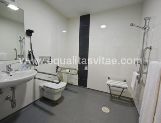 Baño adaptado de habitación accesible en Hotel Enara