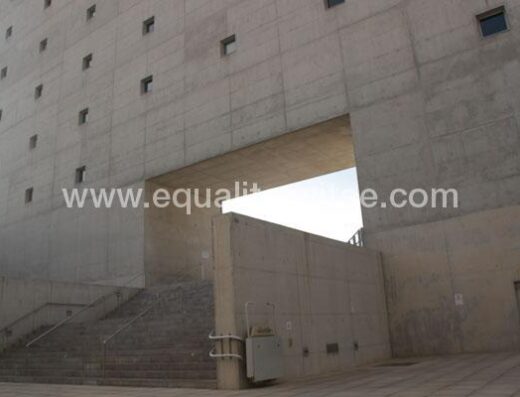 Salva escaleras de acceso al Museo de la Memoria de Andalucía