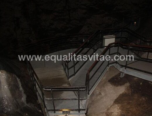 Acceso con rampas al mirador en Cueva de las Ventanas