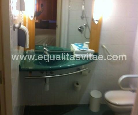 Lavabo e inodoro de baño habitación adaptada