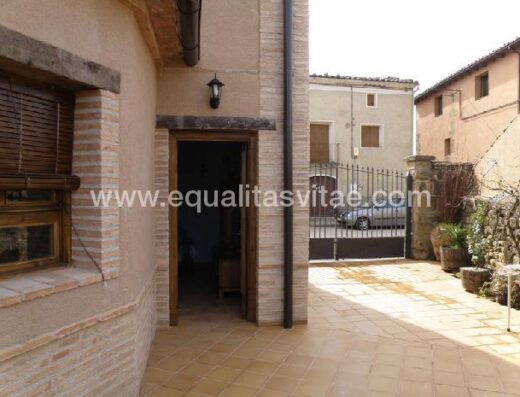 Patio y entrada accesible de Casa Rural el Balcón de Guara