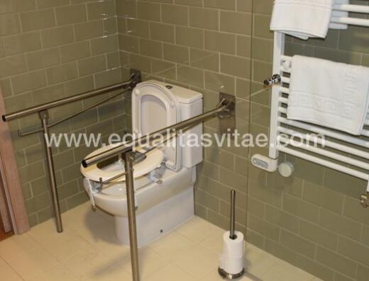 Baño accesible en habitación adaptada.