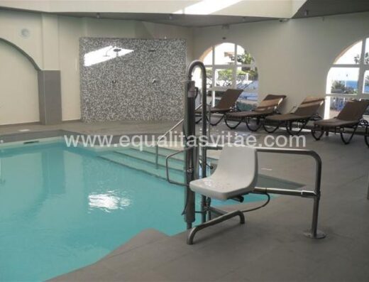 Piscina interior accesible