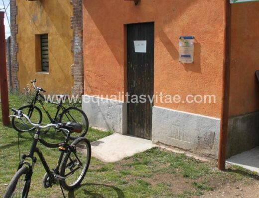 Puesto de alquiler de bicicletas y handbikes adaptadas