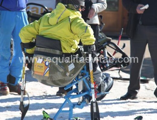 Persona con discapaciad practicando esquí adaptado en La Molina