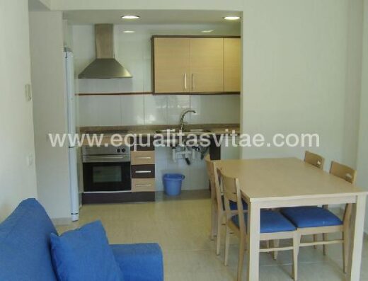 Salón comedor en apartamento accesible